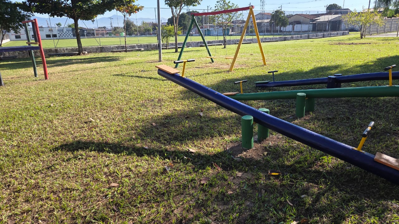 Prefeitura instala novo playground no Jardim Mourisco