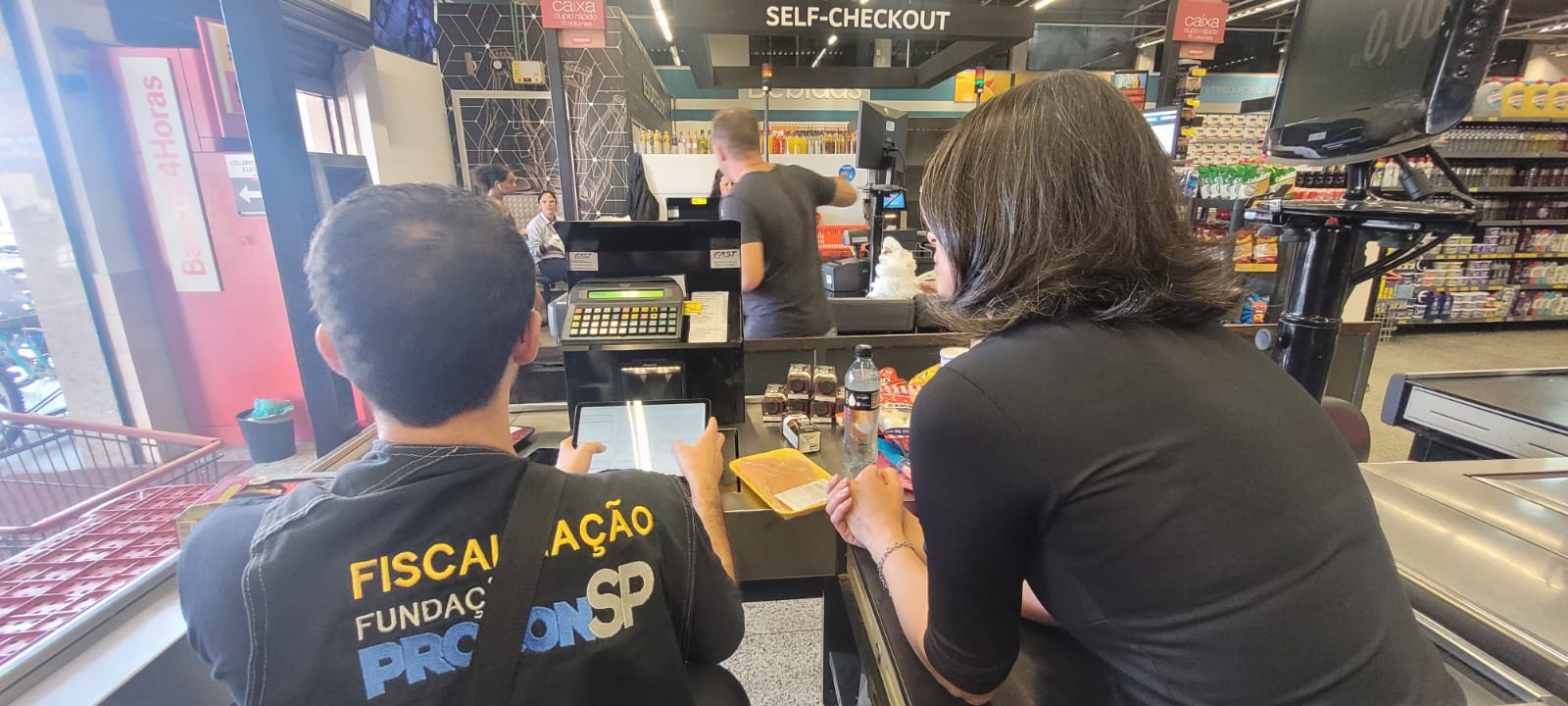 Procon Taubaté realiza operação conjunta para fiscalizar estabelecimentos comerciais