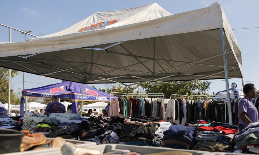 Fundo Social doa 350kg de alimento e mais de 1.300 roupas no Bairros Vivos do Cecap