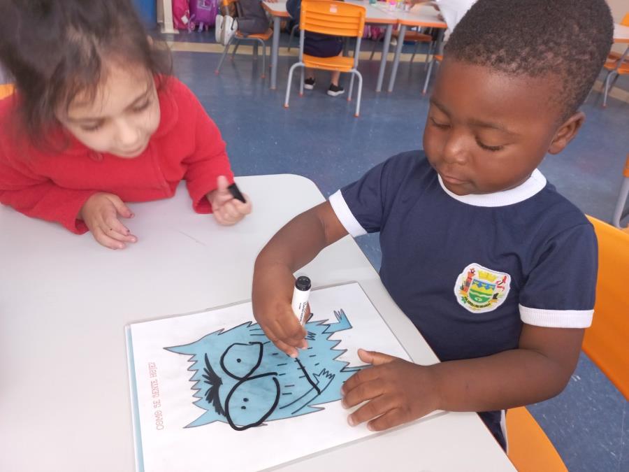 Alunos do maternal realizam atividades para identificar as emoções em escola da Estiva