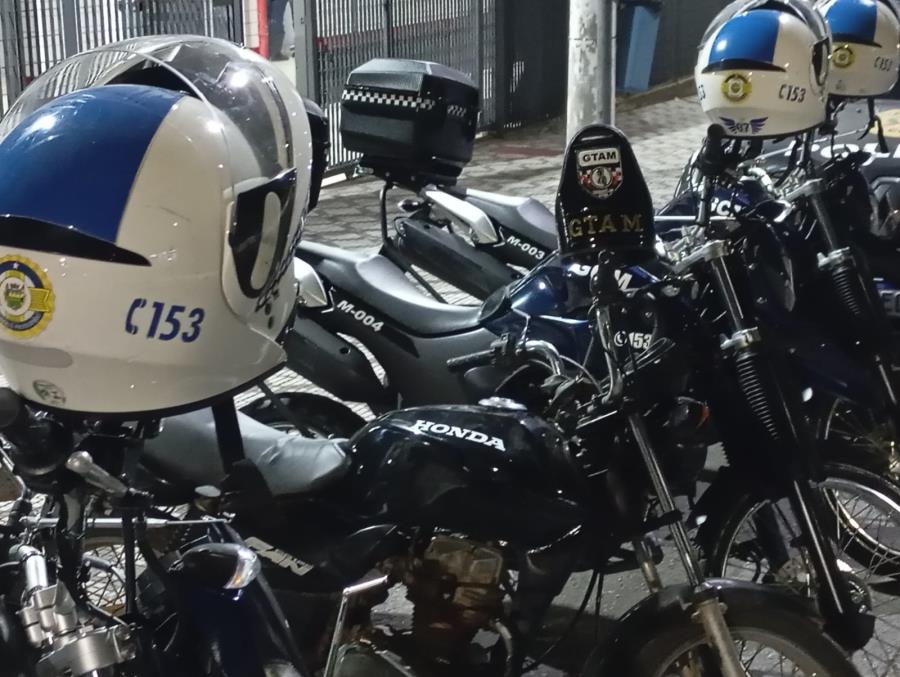 GCM apreende motocicleta com placa adulterada no Parque Santo Antônio