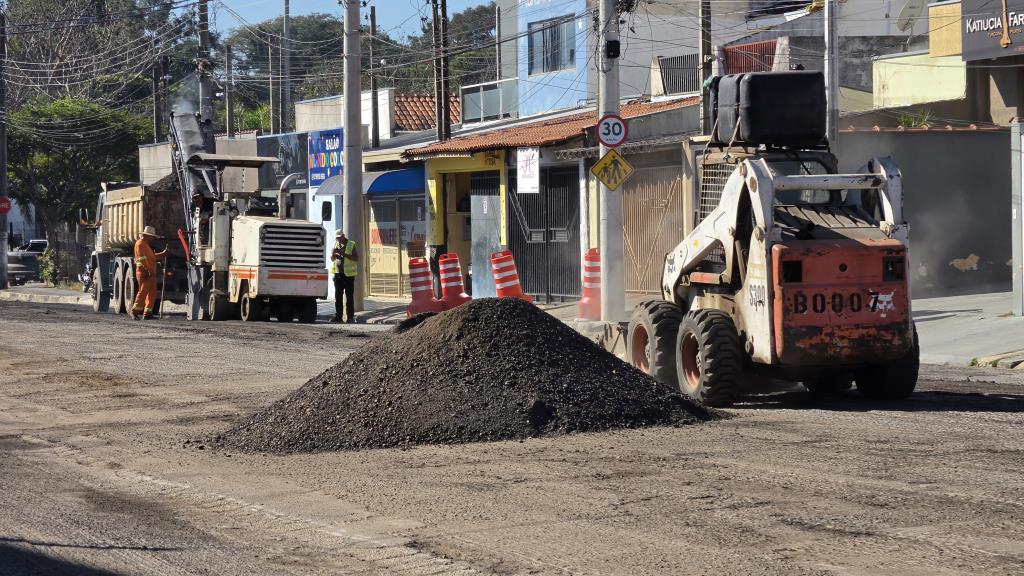 Prefeitura inicia fresagem na avenida Dr. Mário Banhara, no bairro Novo Horizonte