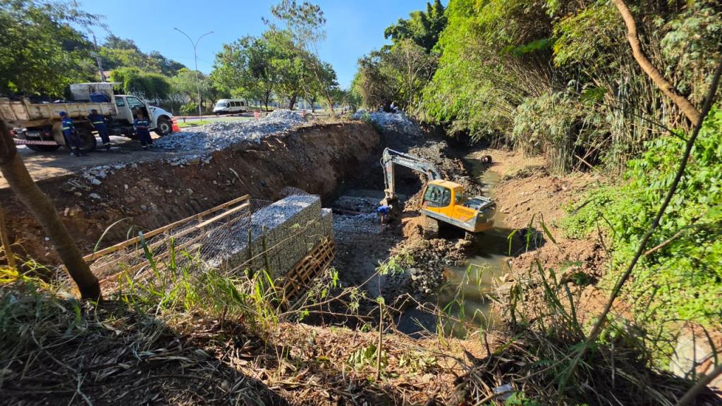 Córrego do Convento Velho recebe obras de melhorias na contenção e drenagem