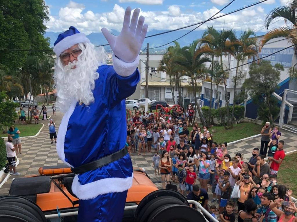 Guarda Civil realiza ‘Natal Azul’ e leva magia natalina às crianças do bairro Caieiras
