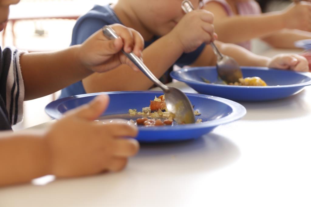 Cozinheiras de escolas municipais passam por treinamento para retomada das aulas