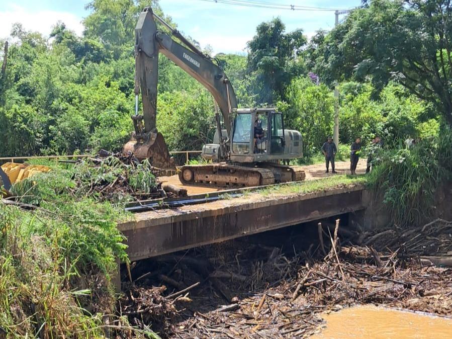 Prefeitura recebe apoio do Exército para ações nas estradas rurais