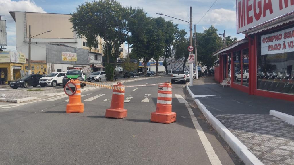 Avenida Juca Esteves é parcialmente interditada por risco em construção particular