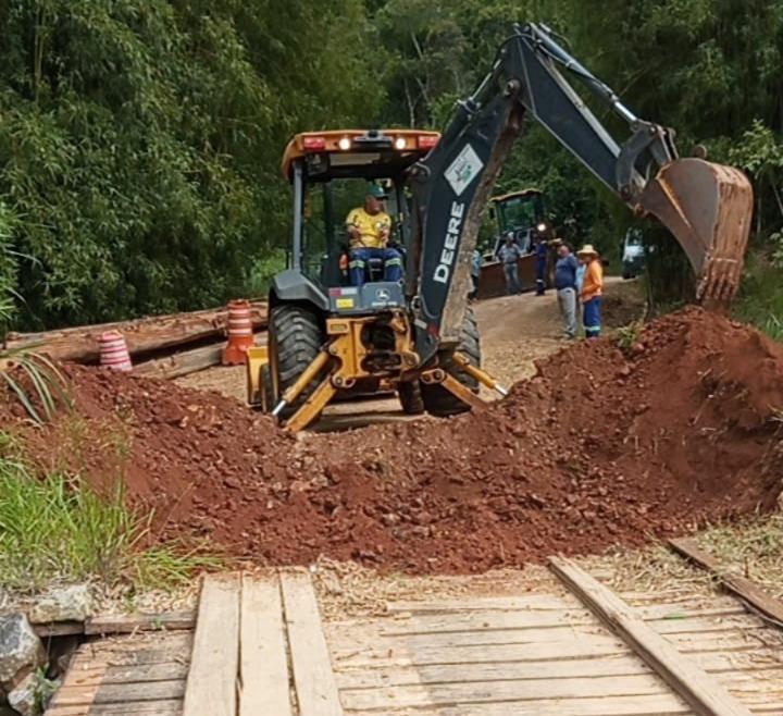Prefeitura inicia reforma de ponte na estrada da Graminha