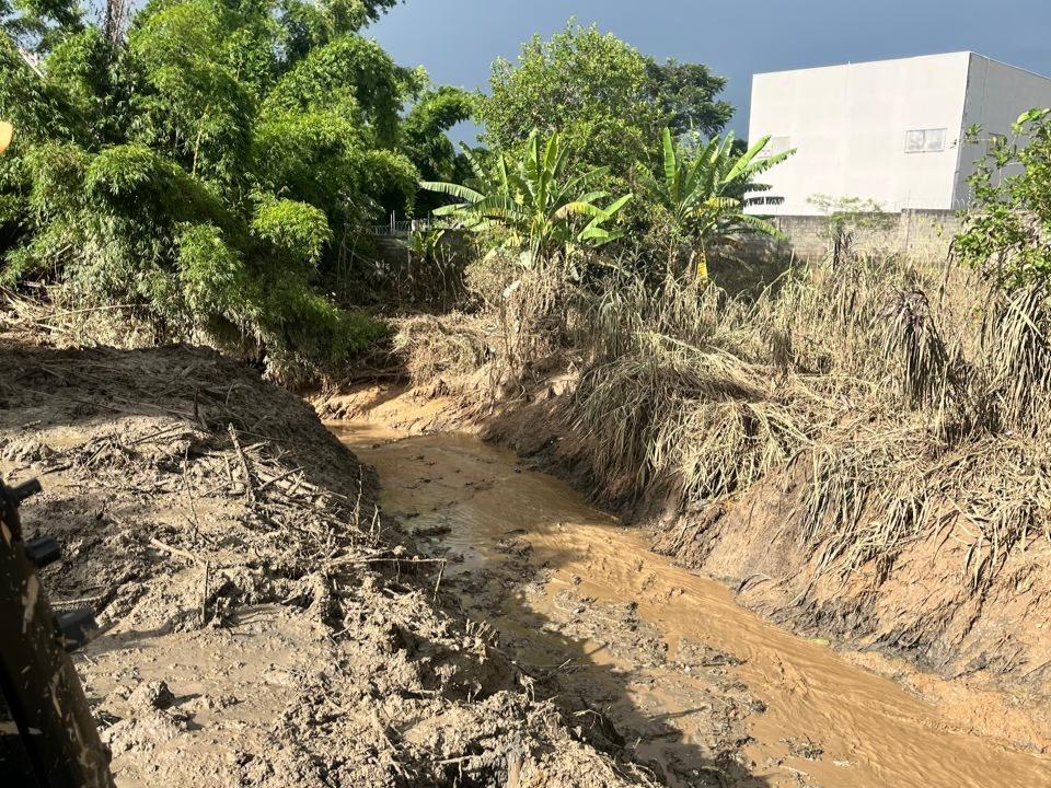 Prefeitura retira cerca de 2,5 toneladas de resíduos em desobstrução de córrego no bairro Gurilândia