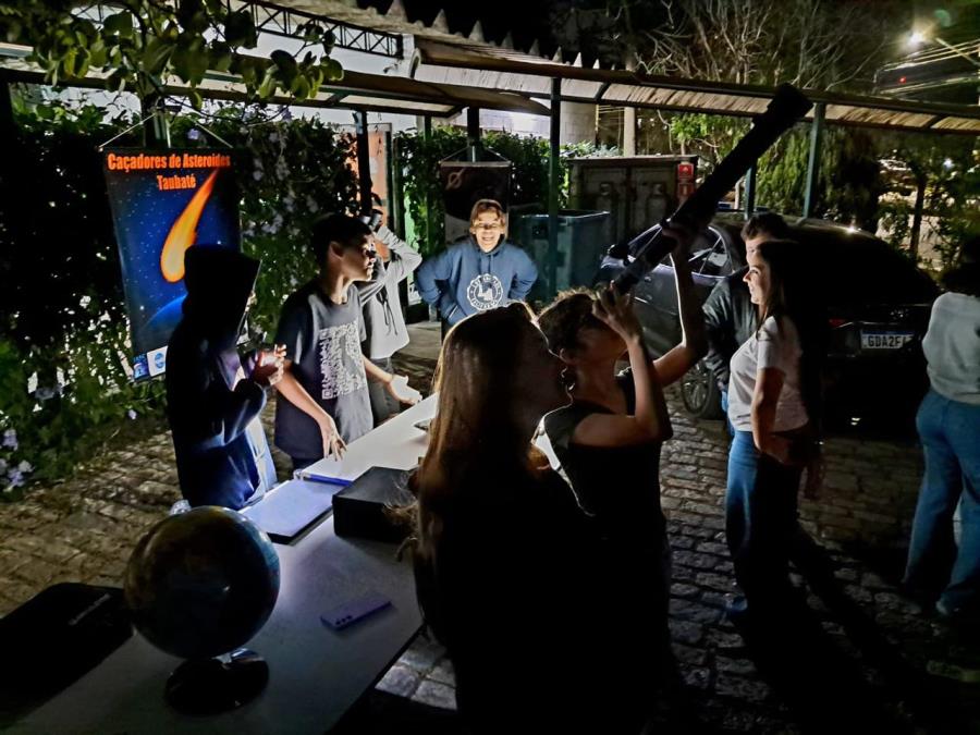Evento de observação astronômica reúne estudantes, professores e público em Taubaté