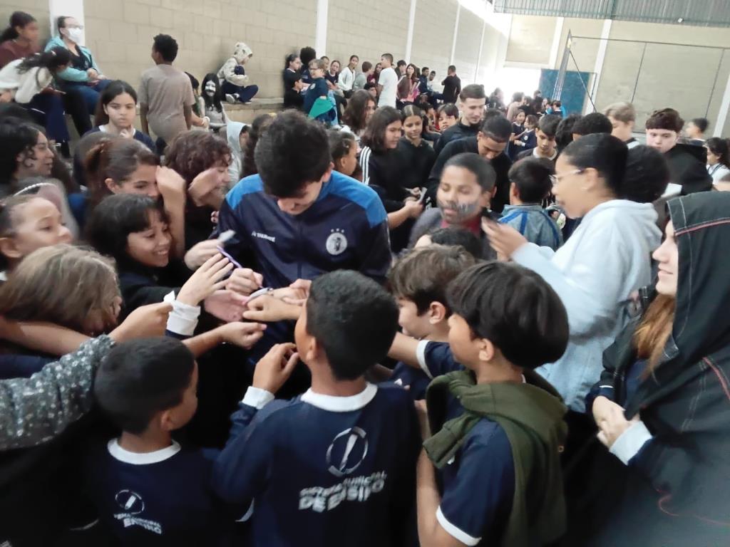 Caravana Esportiva leva futsal e inspiração aos alunos de escola do bairro Novo Horizonte