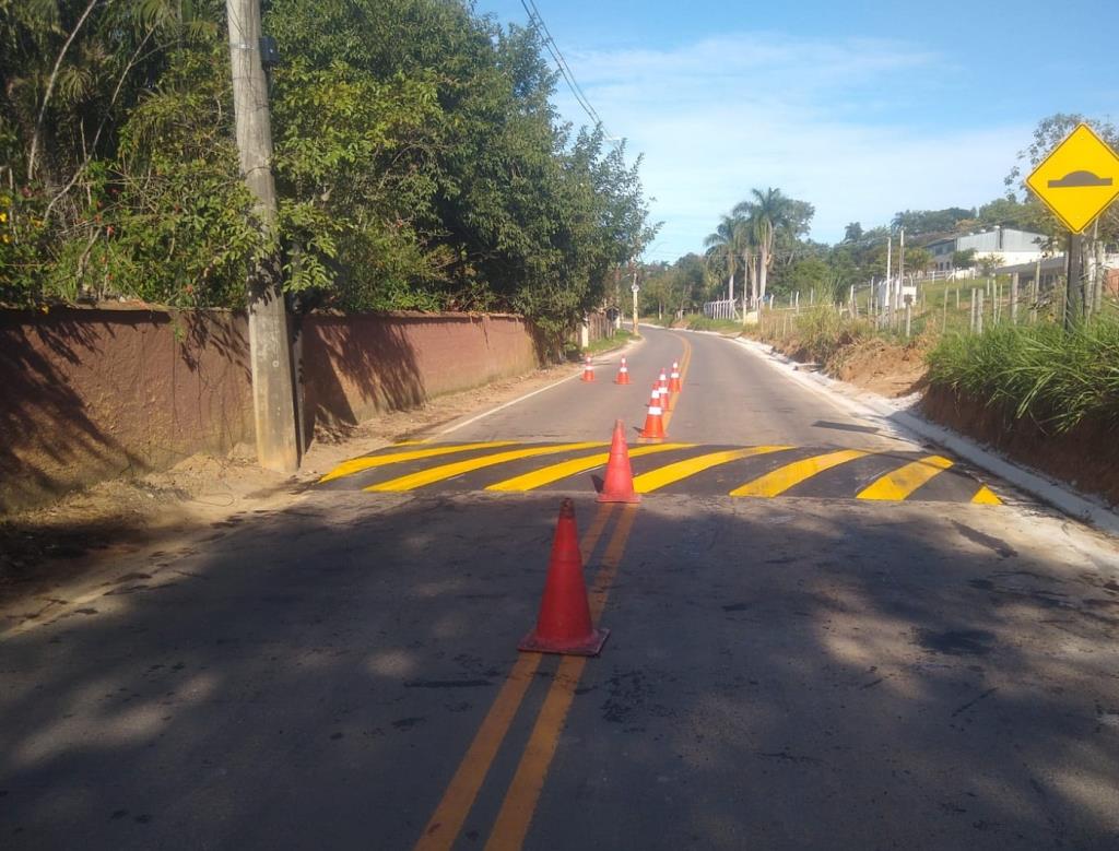 Prefeitura conclui implantação de 16 lombadas na estrada Sete Voltas