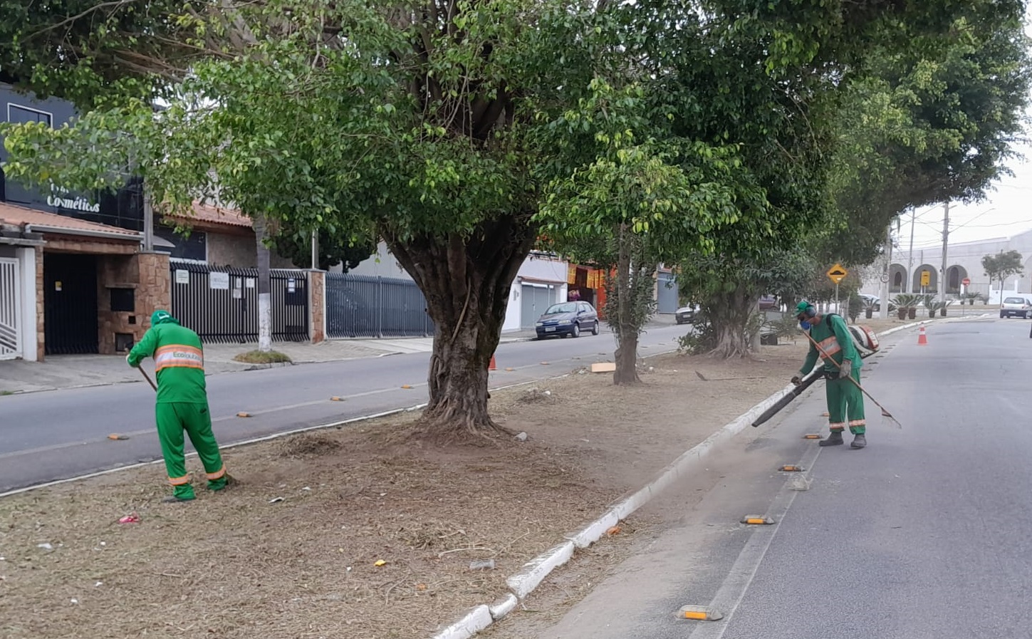 Equipes da prefeitura realizam serviços de zeladoria em diversos pontos da cidade