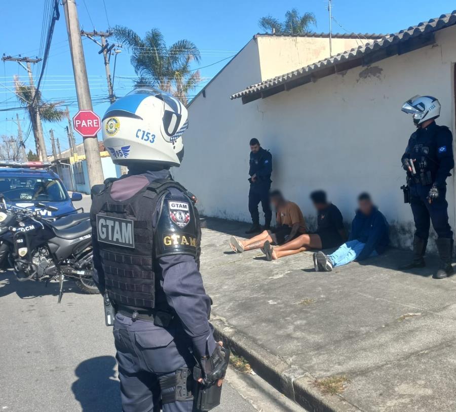Ação da GCM de Taubaté resulta na prisão de três pessoas suspeitas por tráfico de drogas