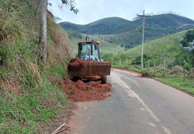 Equipes da prefeitura realizam serviços de manutenção em estradas rurais