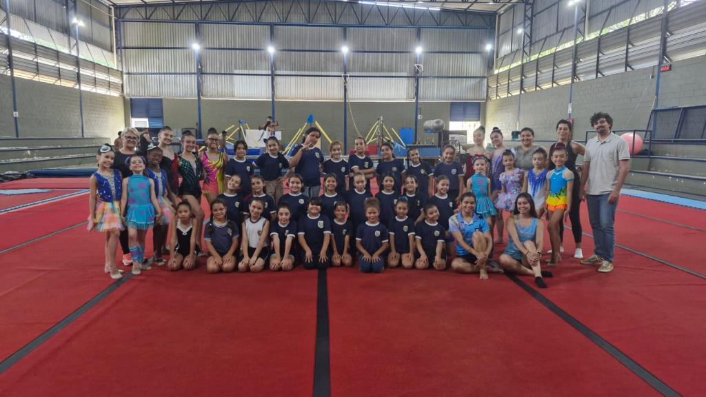 Caravana Esportiva promove vivências em futebol, vôlei e ginástica rítmica para crianças e adolescentes