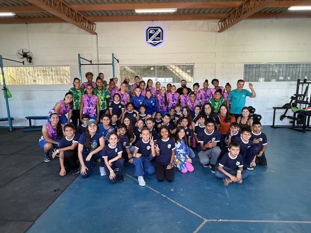 Alunos da rede municipal visitam CT do Taubaté Futebol Feminino em ação da Caravana Esportiva