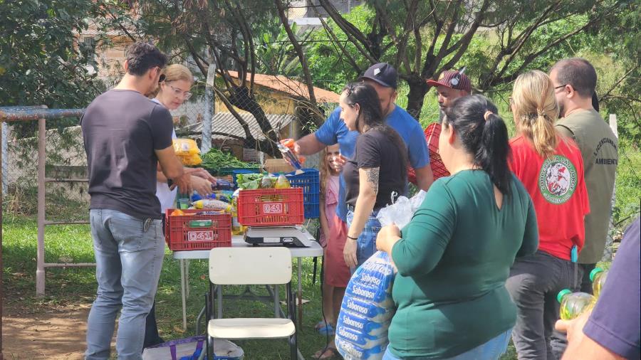 Troca Verde arrecada 425kg de recicláveis em troca de alimentos em sua primeira edição