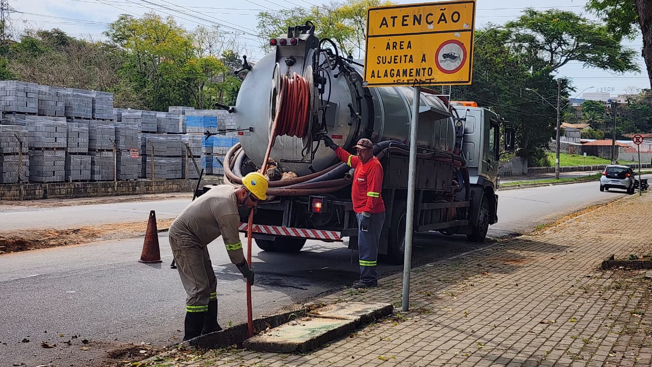 Prefeitura realiza limpeza de bocas de lobo com apoio de caminhões de hidrojateamento