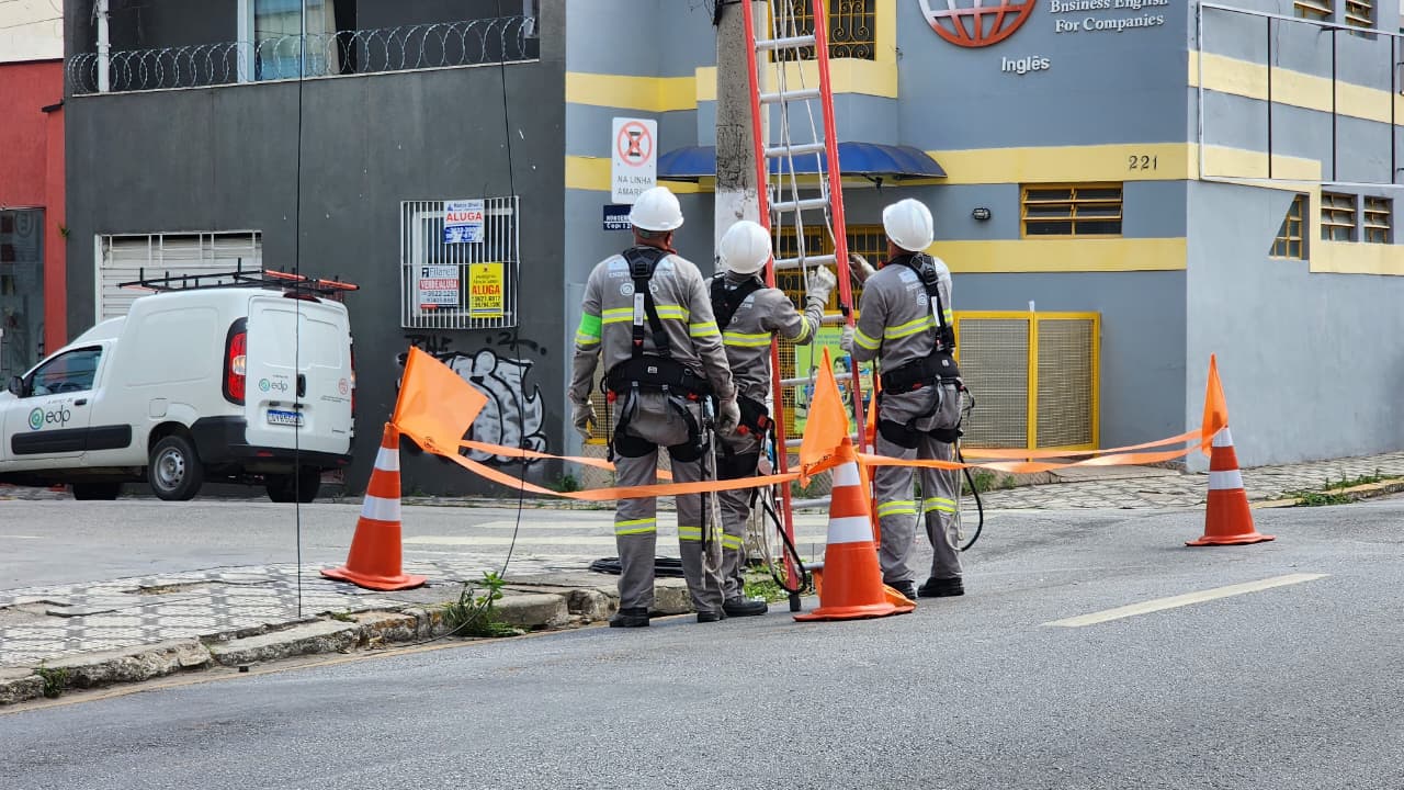 Prefeitura fiscaliza retirada de cabos pela EDP na região central