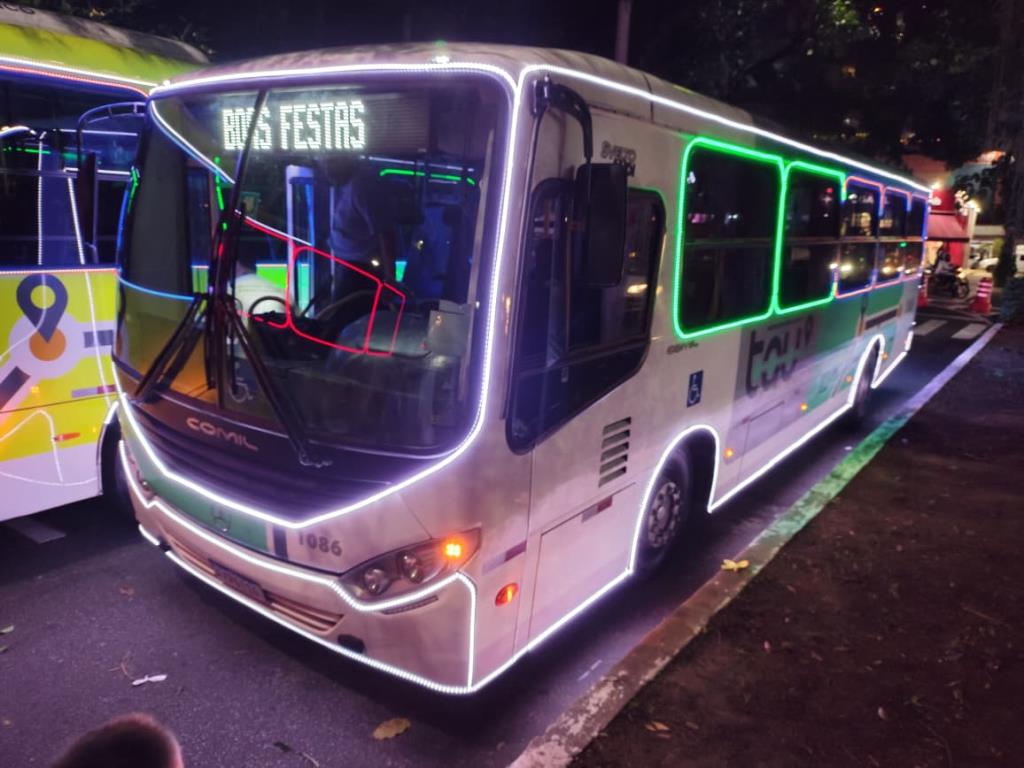 Ônibus do transporte coletivo circulam com iluminação natalina a partir deste sábado (6)