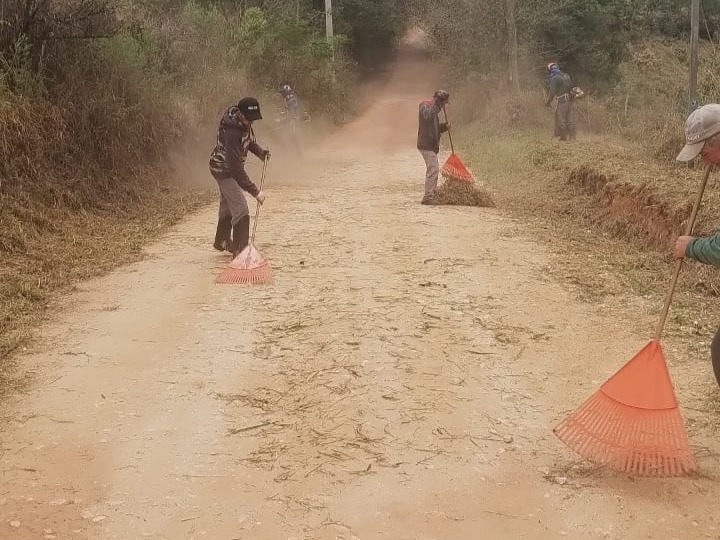 Prefeitura realiza serviços de roçada em estradas da zona rural