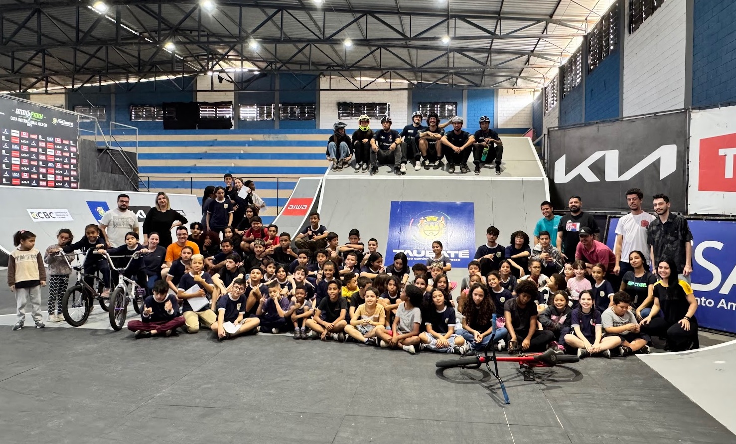Projeto Caravana Esportiva aproxima alunos da modalidade olímpica BMX Freestyle