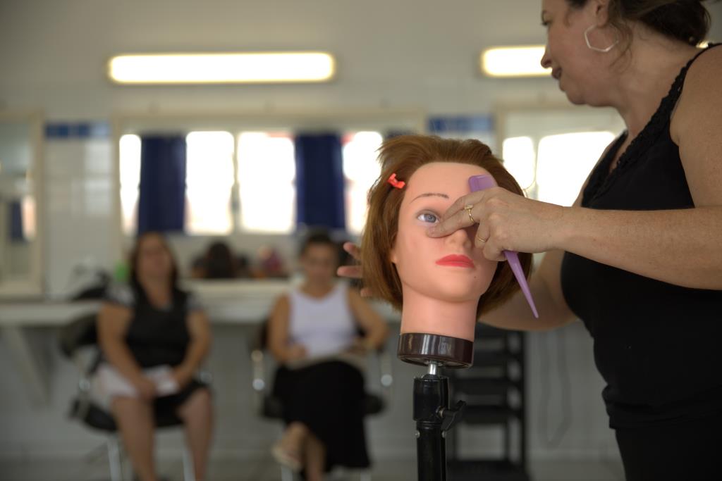Escola do Trabalho abre inscrições para mais de 100 vagas nas áreas de beleza e informática