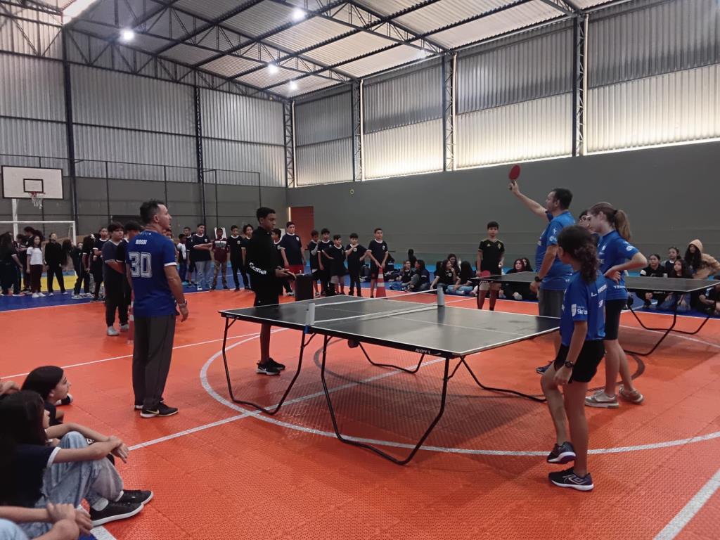 Caravana Esportiva atende 300 alunos em ação com tênis de mesa; próxima edição terá futebol feminino