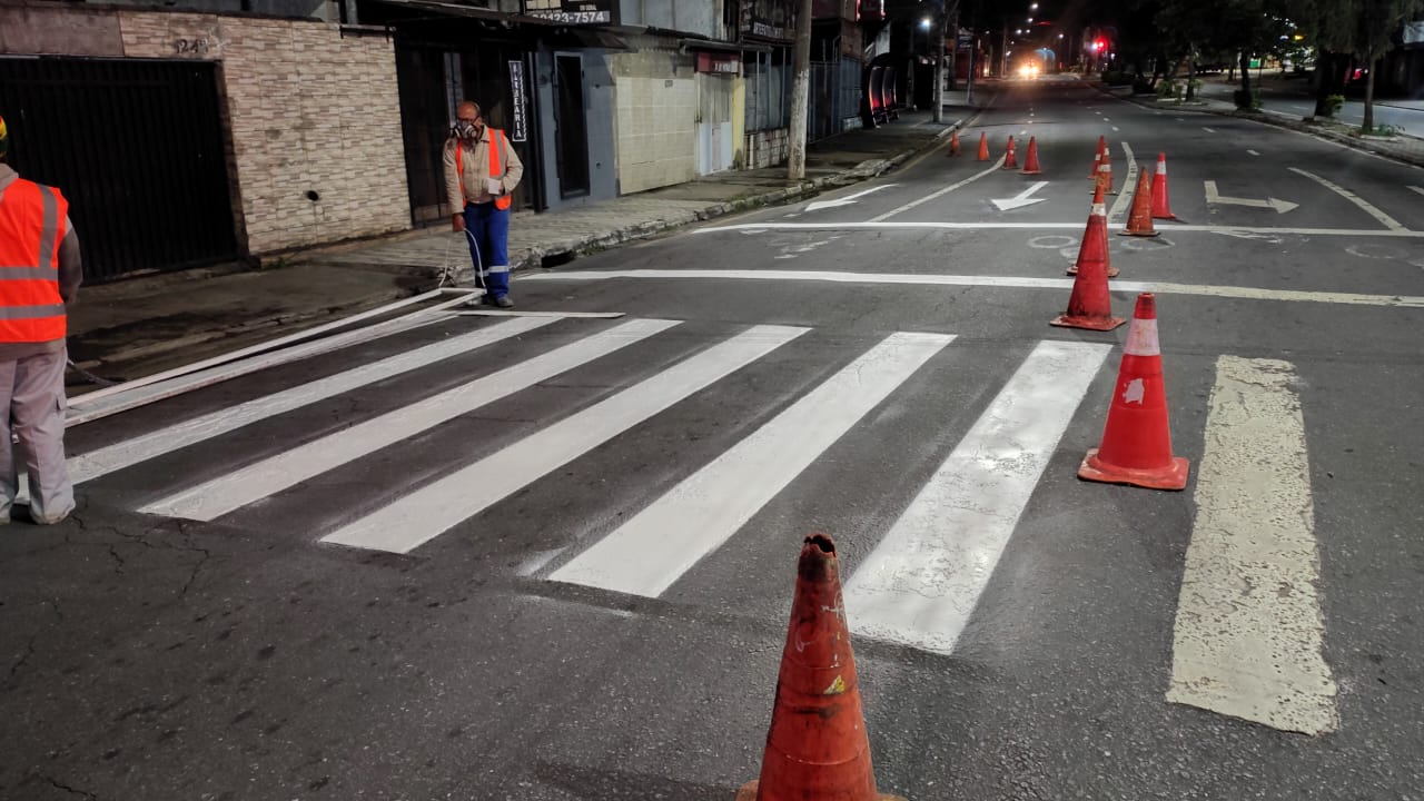 Prefeitura reforça sinalização viária em diversas ruas da cidade