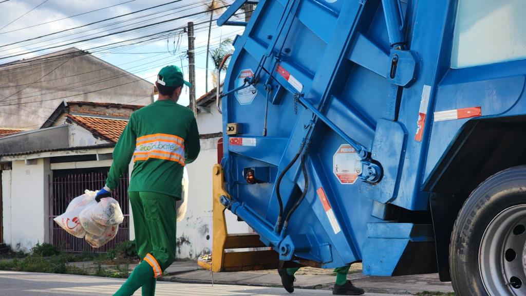 Coleta de lixo noturna terá alterações de horário nos dias 13 e 24 de junho