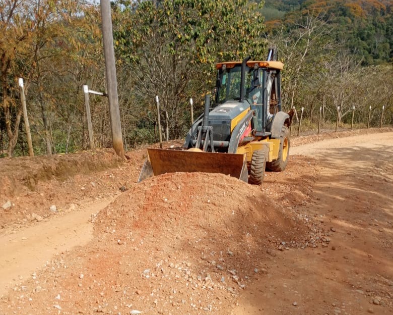 Prefeitura realiza serviços de roçada em estrada do Pinheirinho