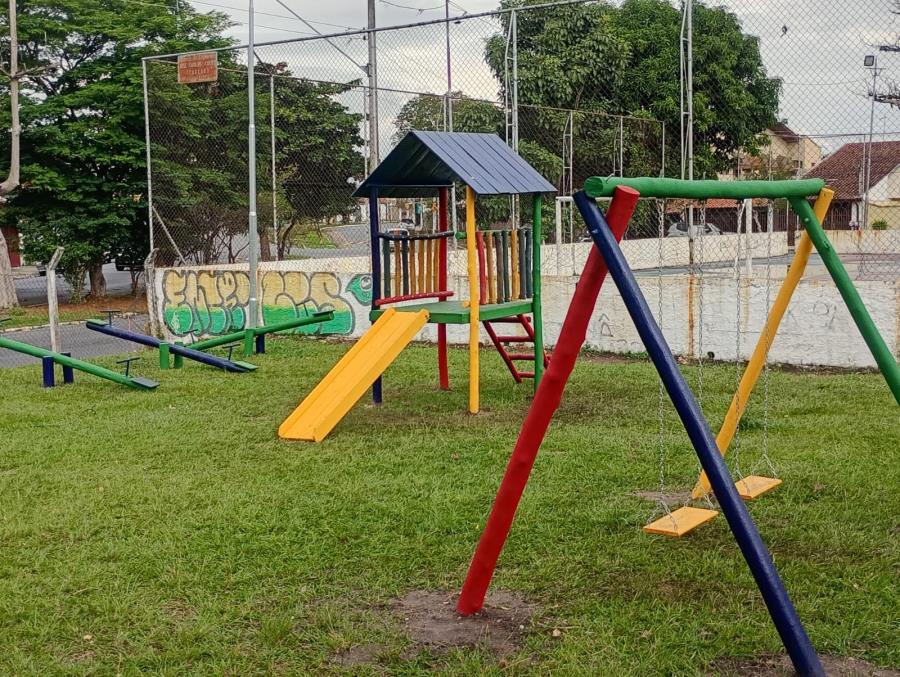 Prefeitura instala playground no bairro Jardim Resende