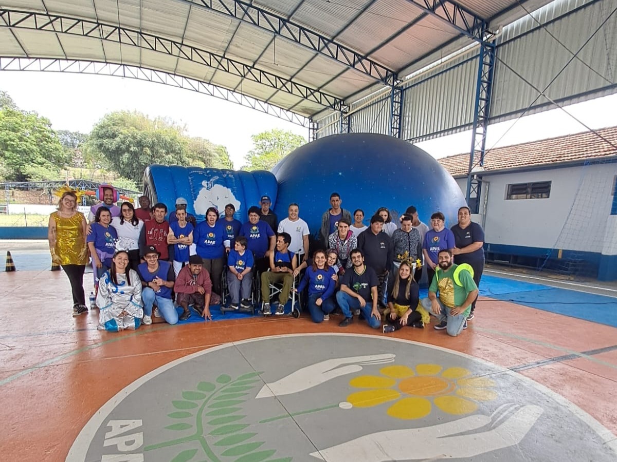 Projeto Astronomia no Sítio leva planetário a estudantes da Apae Taubaté