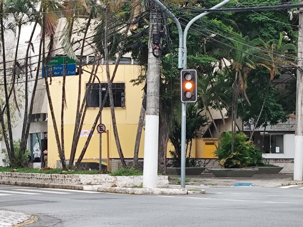 Taubaté chega à quinta e última fase da implantação do amarelo intermitente em cruzamentos da cidade