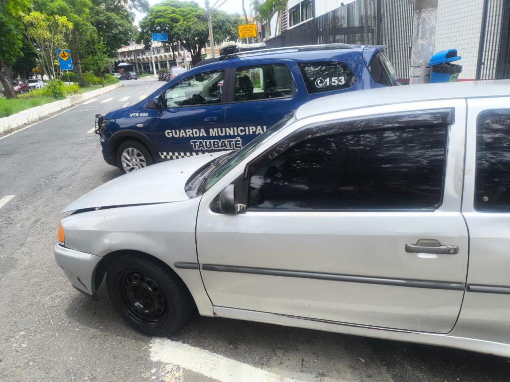 GCM apreende veículo com placa adulterada por fita isolante