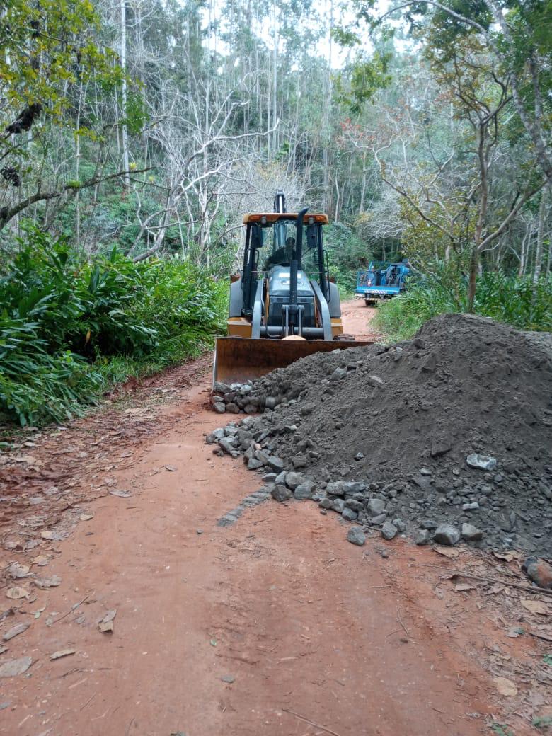 Secretaria de Obras inicia melhorias em sistema de drenagem da estrada Pedra Grande