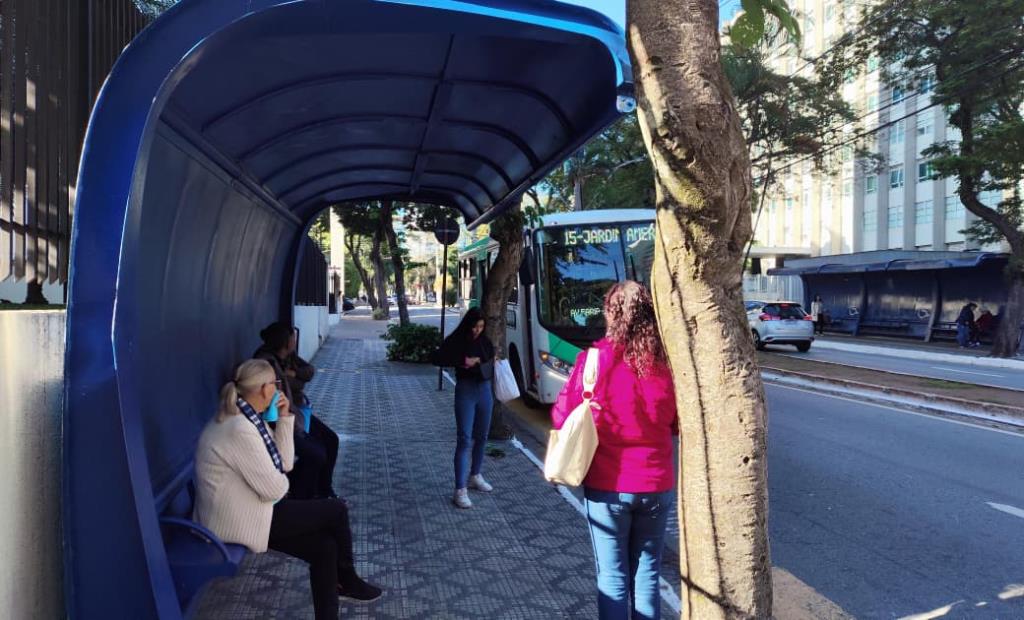 Prefeitura instala novo abrigo de ônibus na Avenida Tiradentes e amplia conforto aos usuários do transporte coletivo