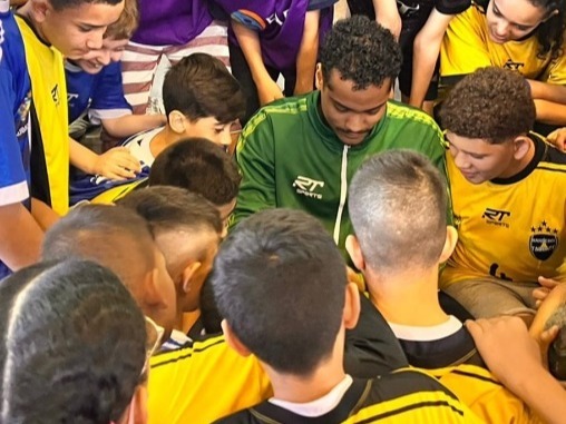 Festival Esportivo abre circuito de handebol com bate-papo entre crianças e atleta da seleção