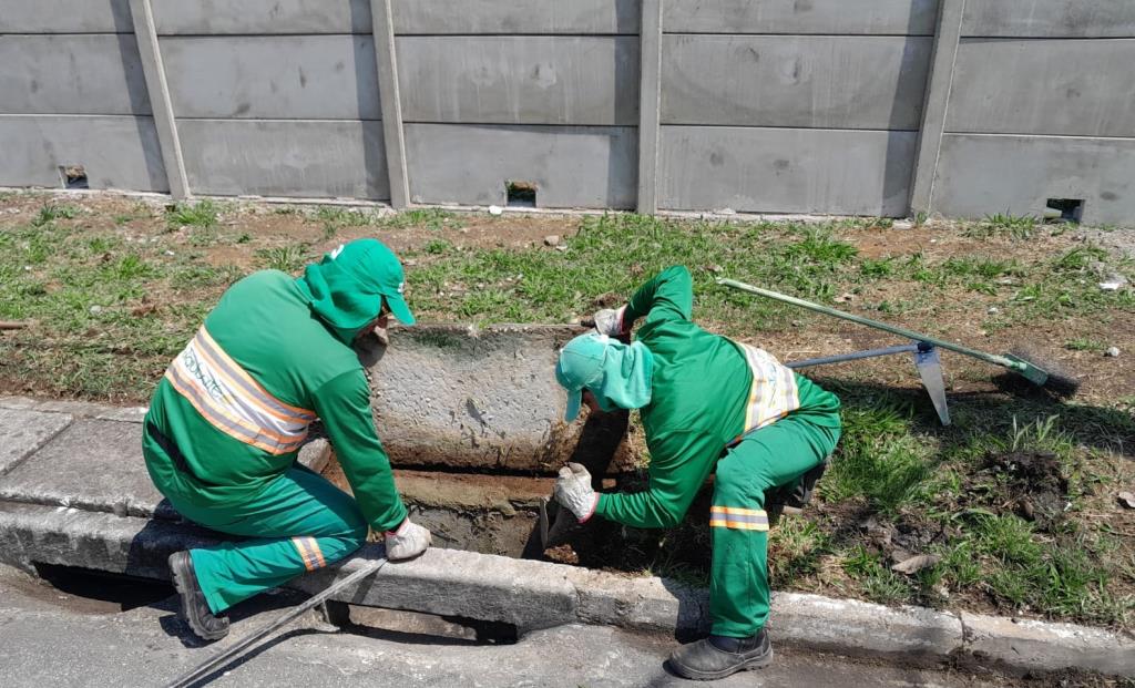 Caminhões de hidrojateamento garantem limpeza de cerca de 1.200 bocas de lobo