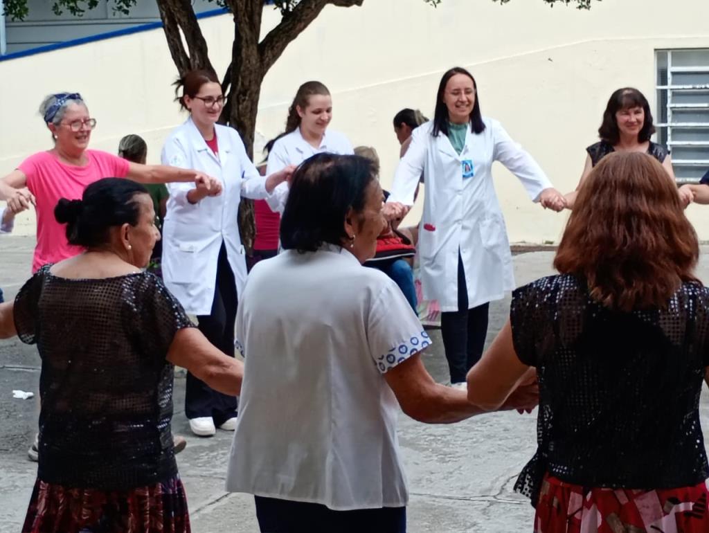 Idosos do CCI Vila Marli levam arte e humanização ao Hospital Municipal