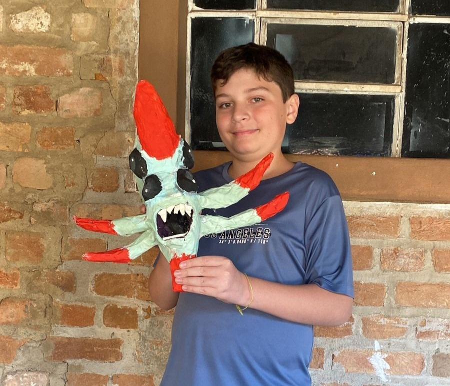 “SapateArte” expõe obras de crianças do Projeto Semeando Cores com o uso de calçados