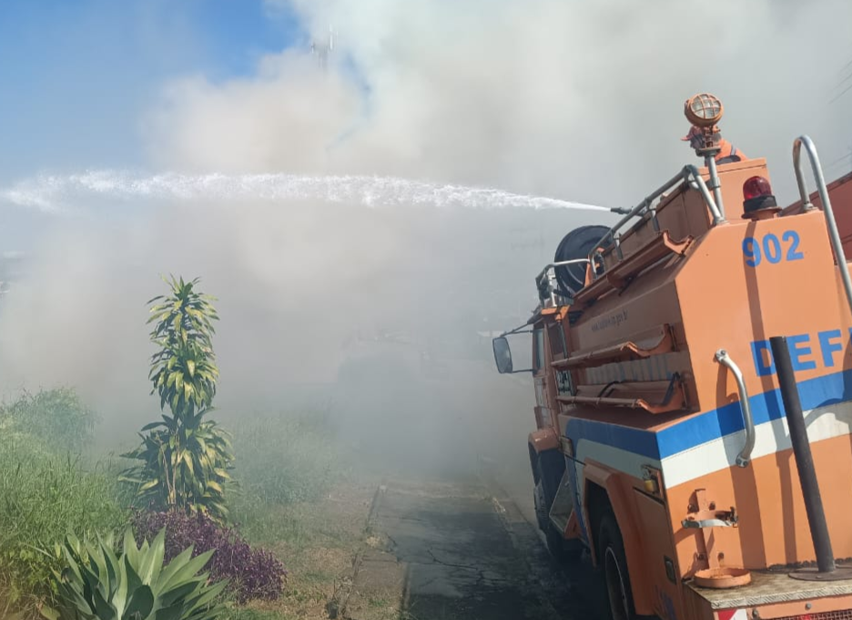 Defesa Civil combate queimada e evita que fogo atinja residências no Imaculada Conceição