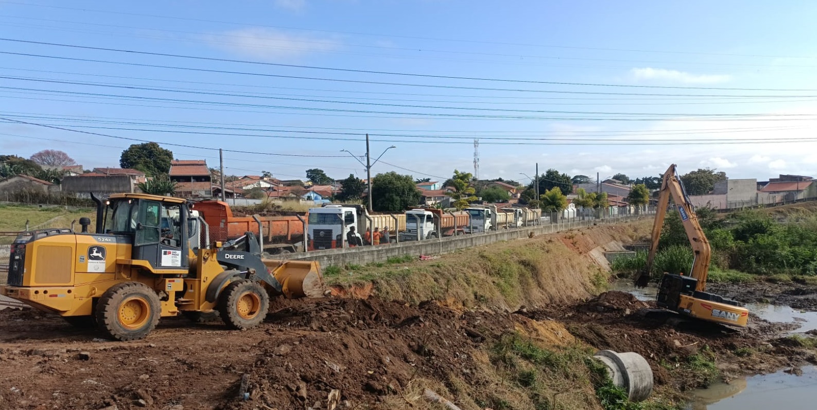 Secretaria de Obras inicia limpeza e desassoreamento do piscinão do Três Marias