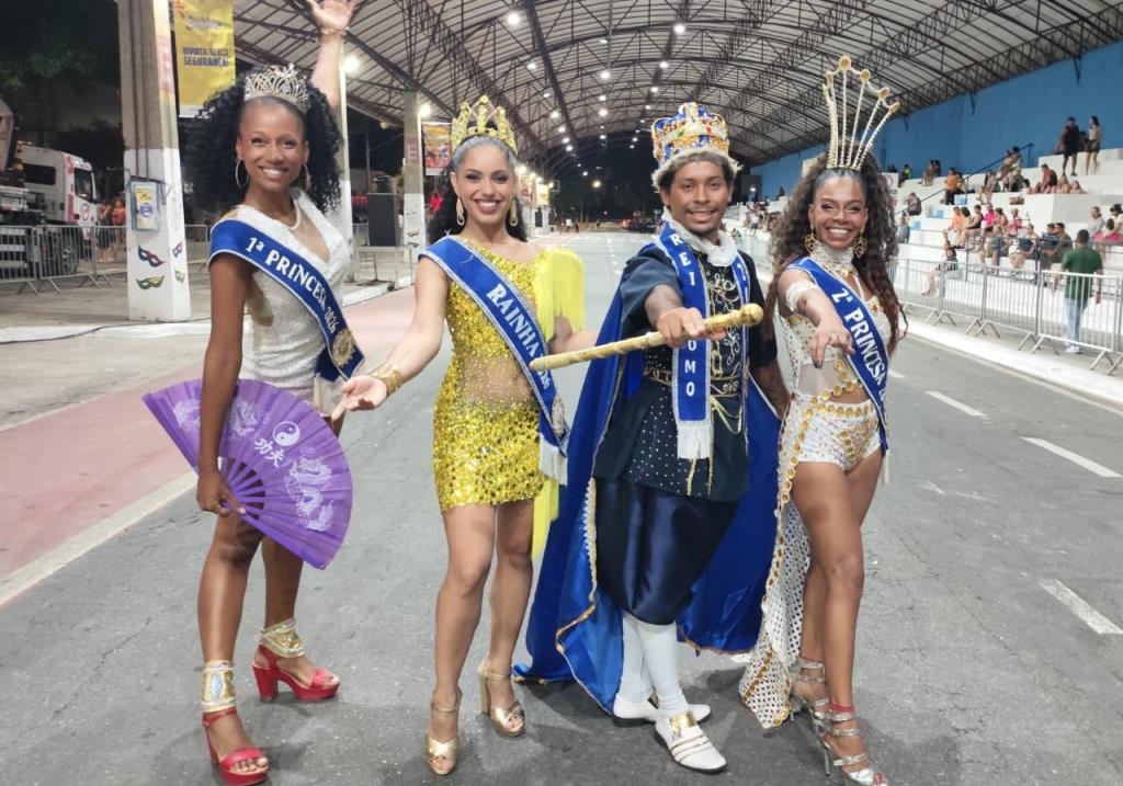 Desfile das escolas de samba atrai milhares de pessoas para a Avenida do Povo