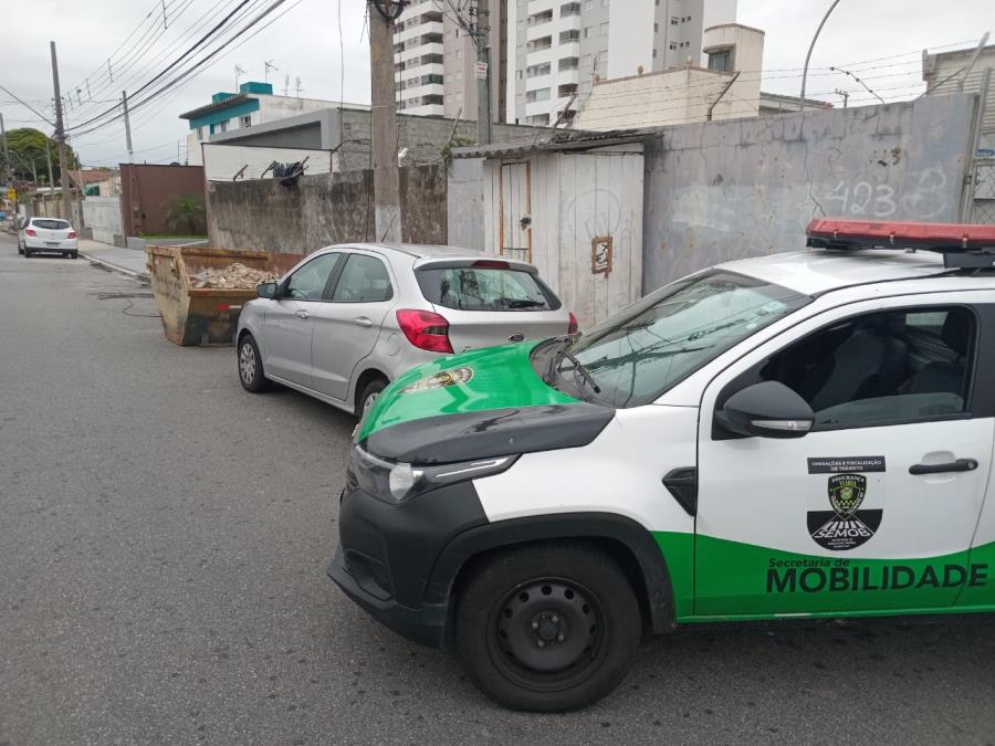 Após denúncia, agentes de trânsito recuperam carro furtado na região central