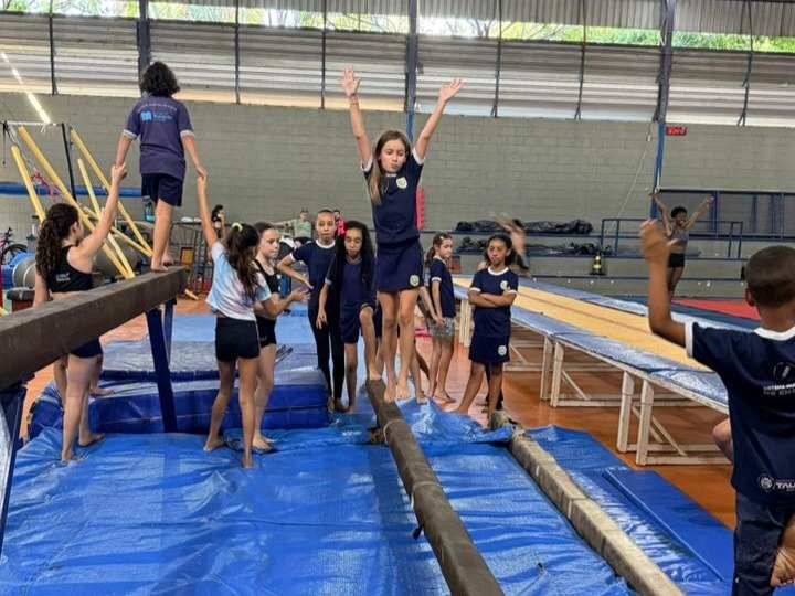 Caravana Esportiva leva alunos do Geração Atleta a vivência em ginástica artística no Parque Monteiro Lobato