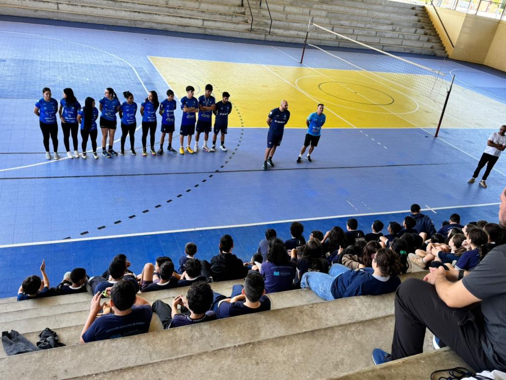 Caravana Esportiva leva voleibol e skate a alunos em dia de vivência esportiva no Sedes