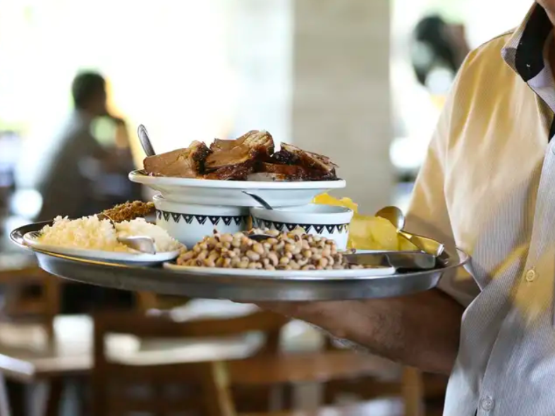 Escola do Trabalho abre vagas para curso gratuito profissionalizante de garçom