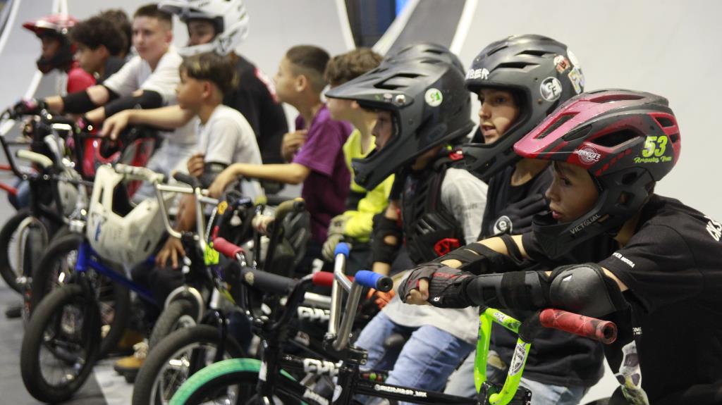Caravana Esportiva leva crianças do Projeto Esperança para vivência no BMX Freestyle